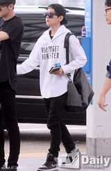 组图：EXO机场现身 墨镜口罩一个都不能少