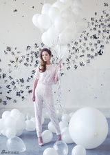 组图：颖儿时尚写真 修身镂空装梦幻少女气质