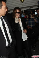 组图：YOSHIKI带女友来台开唱 粉丝扮X女郎接机