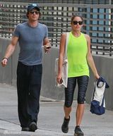 组图：“吸血鬼”伊恩与《暮光》妮基恋情曝光