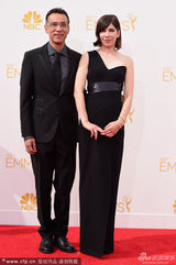 组图：弗莱德-阿米森正装亮相艾美红毯