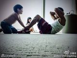 组图：joe和曹格互练仰卧起坐 小男子汉棒棒哒!