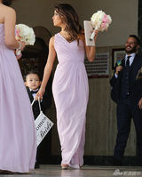 组图：“绝望主妇”伊娃做伴娘 逗小孩场面有爱