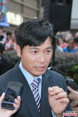 组图：郭晋安为宣传坐轮椅 田蕊妮假发像徐子珊