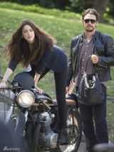 组图：德普未婚妻骑机车俏丽狂野 与弗兰科亲热