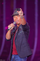 组图：田震迷上萌叔腾格尔 称他一说我就想笑