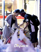 组图：韩歌手孙浩英与女歌手Ami骑车约会被拍