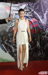 《变形金刚4》变雨神 李冰冰病中冒雨走红毯