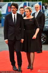 组图：科恩嫂威尼斯获表彰 名导老公陪亮相