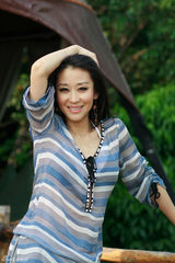 高清图：苗圃柔美写真登封面 巢居三亚做“鸟人”