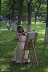 组图：琳琳拍MV羞涩献初吻 为男主角画卡通像