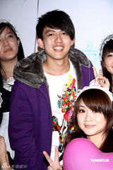 幻灯图：林宥嘉体验一日宅男 与可爱女仆同看电影