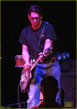 组图：约翰尼德普变身摇滚型男 玩吉他秀技巧