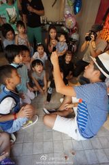 组图：Kimi五岁生日派对变昆虫课 勇敢手拿大蛇