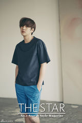 组图：张根硕拍写真 吹泡泡显可爱纯情