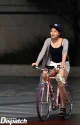 组图：韩歌手孙浩英与女歌手Ami骑车约会被拍