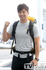 组图：韩团BEAST李起光亮相机场 呆萌搞怪