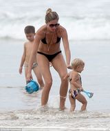 组图：辣妈邦辰比基尼度假 一人抱俩娃变女汉子