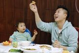 组图：王中磊李小鹏两家游杭州 吴尊探班侯佩岑