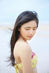 组图：《金田一》女星川口春奈曝私照 海边玩比基尼诱惑