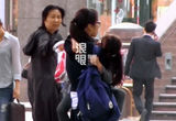 独家：冯小刚女儿穿校服活泼可爱 与徐帆亲昵