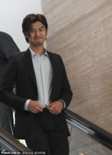 组图：金城武即视感！陈柏霖翘兰花指整裤腰带