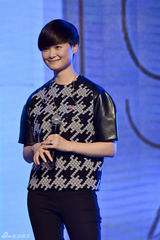 组图：李宇春长沙站见面会 遭男歌迷示爱引轰动