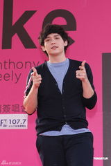 组图：倪安东陈汉典领军面包魂大队 街头发红包造势