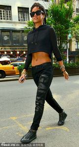 组图：蕾哈娜街头秀肚皮挂金链炫富 尽显摇滚范