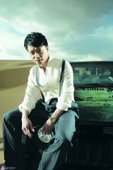 幻灯图集：段奕宏秋日写真 坚韧内心对峙荒漠