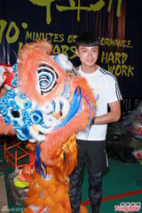 组图：黄浩然有意携子学舞狮