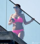 组图：英格兰队宾馆裸女比基尼香艳随处可见