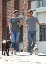 组图：海瑟薇街边狂吃甜甜圈 与老公情侣衫遛狗