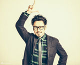 组图：吴秀波《我的青春高八度》曝宣传照喜感十足