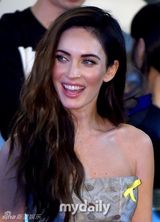 组图：梅根-福克斯韩国宣传 紧捂腿间防走光