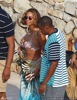 组图：碧昂斯与老公甜蜜现身 搂脖子破婚变传闻