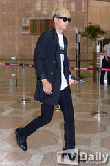 组图：金贤重全黑造型现身机场 壮汉保镖护航