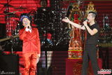 组图：多变哈林(庾澄庆)唱金曲 登小巨蛋万人同欢