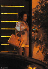 组图：刘谦带富三代女友尝美食 车内悠闲聊天