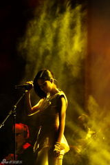 组图：郁可唯耗时两年制作大碟出炉 携手张亚东