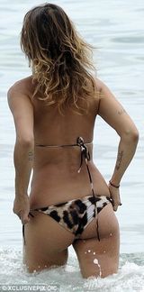 组图：女主播比基尼豪放露点 胸部浑圆肉贴男友