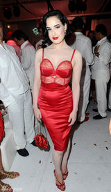 组图：脱衣舞娘助兴富商生日 裸身出浴大秀豪乳