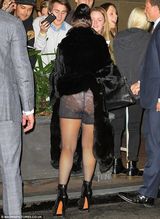 组图：Lady Gaga露臀露内裤 不顾走光为粉丝签名