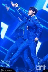 组图：VIXX挥汗献唱 暗黑梦幻舞台引尖叫