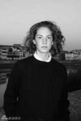 奥黛丽-赫本孙女高冷大片 再现甜姐经典造型(图)