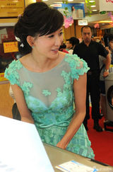 组图：林志玲绿薄纱礼服秀乳沟 遭小男生告白