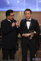组图：辣妈孙俪获最佳女演员 老公邓超代其领奖