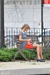 组图:单身泰勒空虚寂寞冷！公园吃雪糕发呆放空