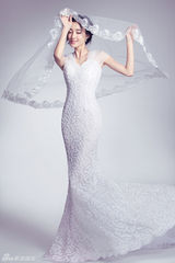 组图：王丽坤披婚纱演绎浪漫 身材婀娜女神范儿