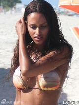 组图：巴神女友傲挺双峰 泳装秀纤腰巨乳